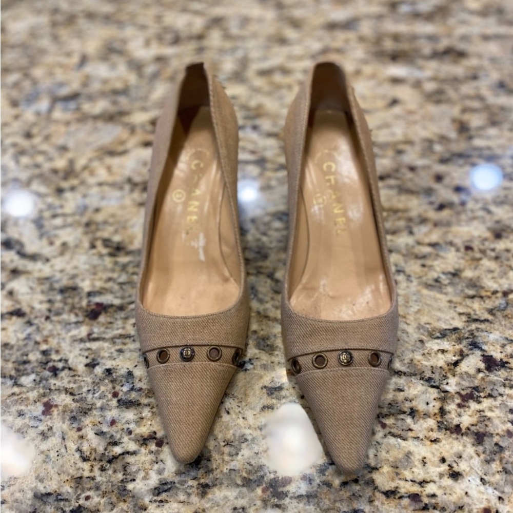 CHANEL Pumps, Tan, Size 35, Absolutely Stunning!!